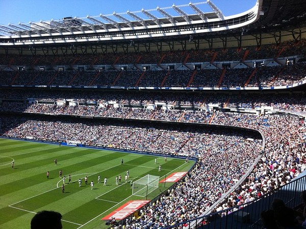 Imagen de campo de fútbol en Pixabay